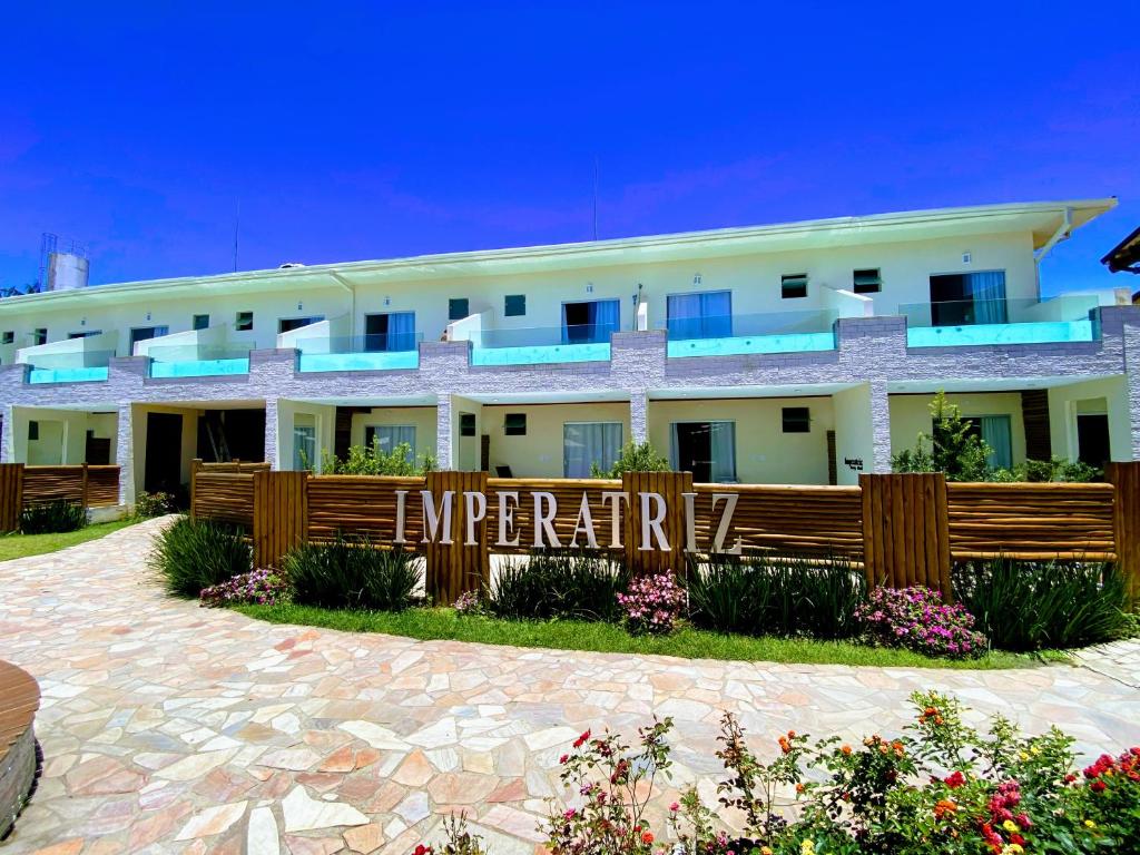 A Hotel Imperatriz é o lugar ideal para o seu completo relaxamento e conforto. Categoria Luxo,localizada  no bairro Caborê, cerca de 1 km do centro histórico e das praias do Jabaquara e Pontal. O hotel possui 86 suítes com varanda,equipados com ar condici